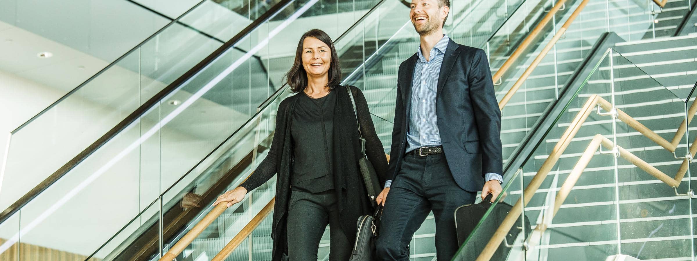 Man og kvinde går ned ad en trappe 