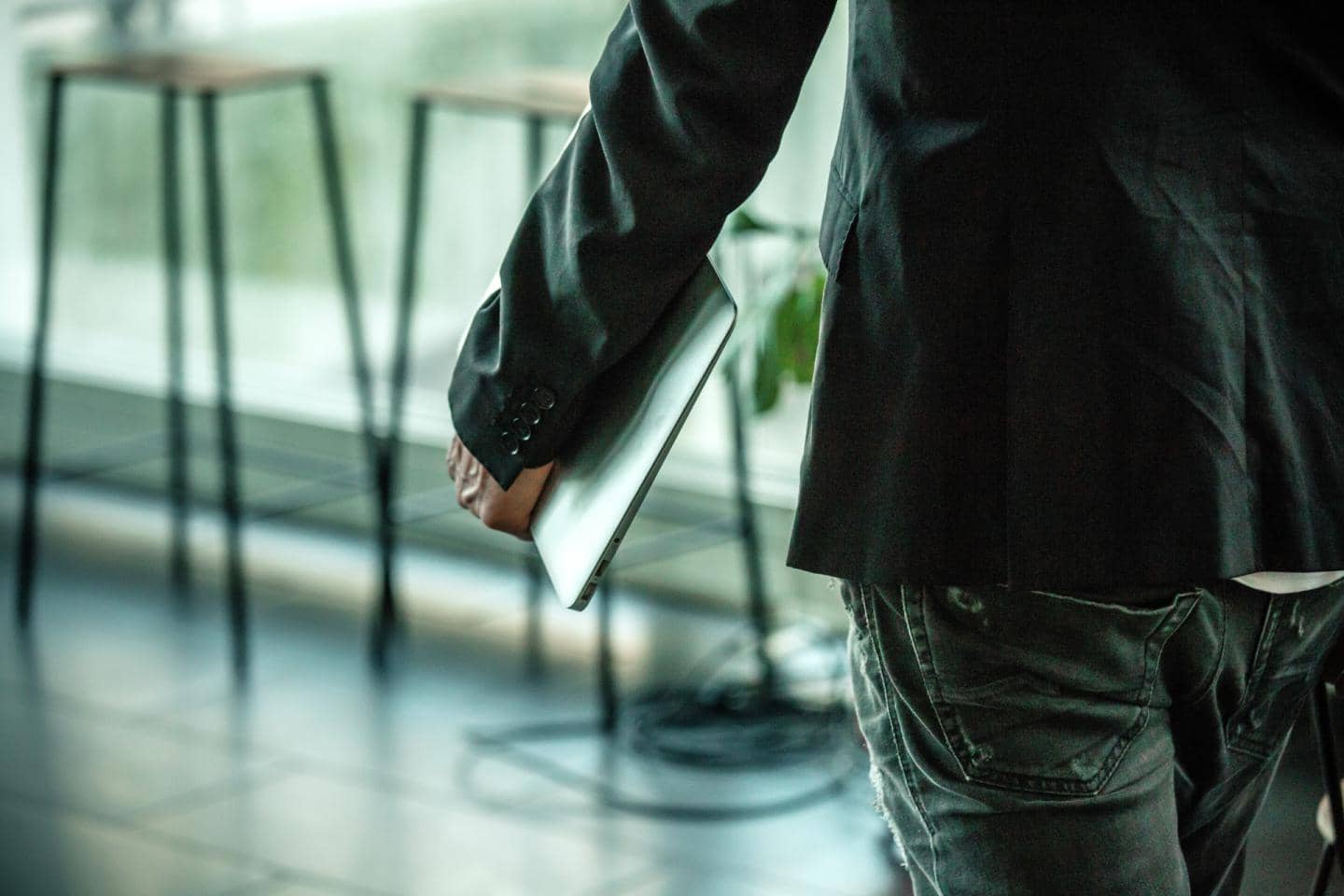 Mand med PC i hånden - Cybercases