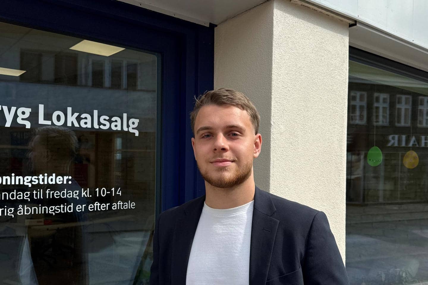 Billede af mand foran forretningsdør, fotografi