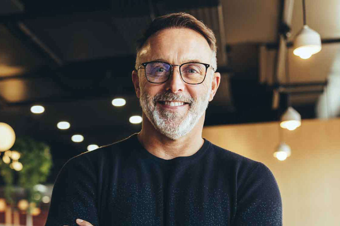 Mand med briller smiler, fotografi