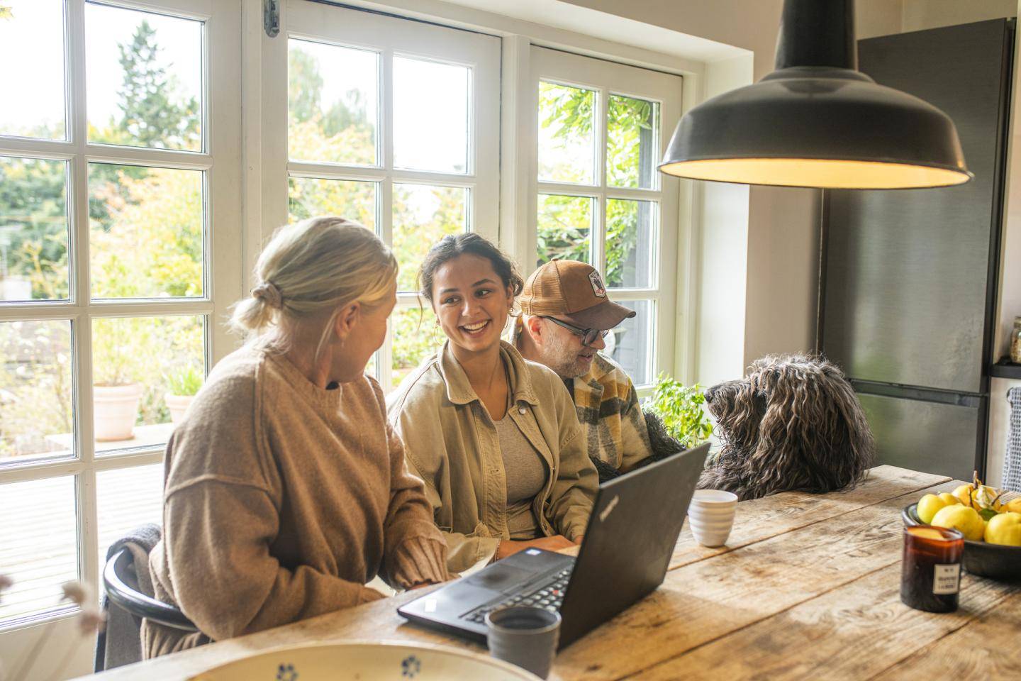 Familie sidder ved bord
