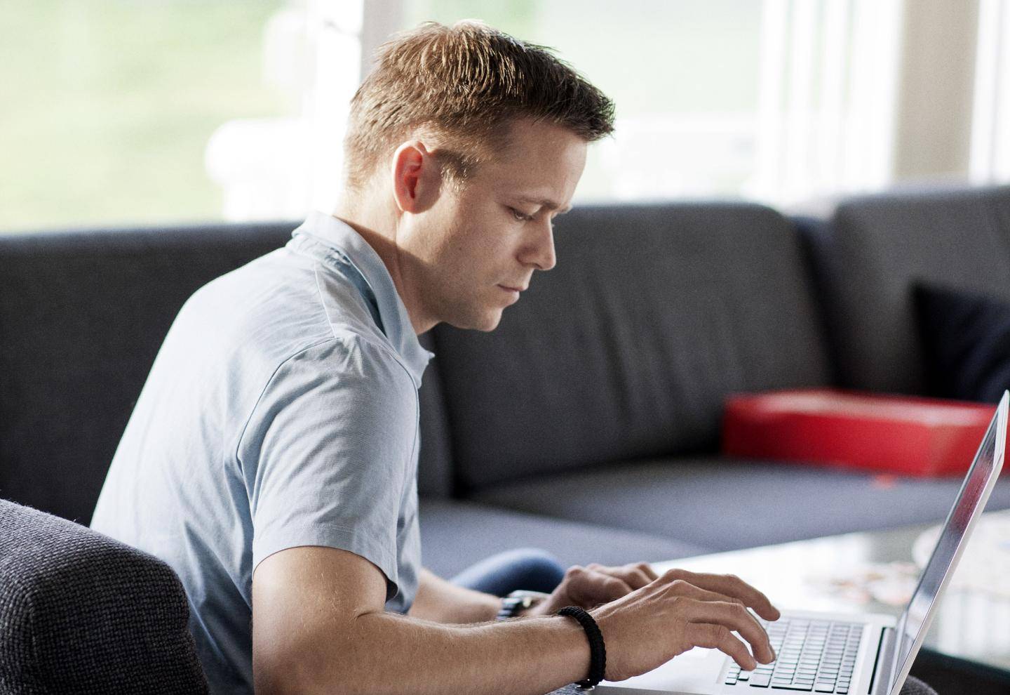 Mand sidder foran bærbar