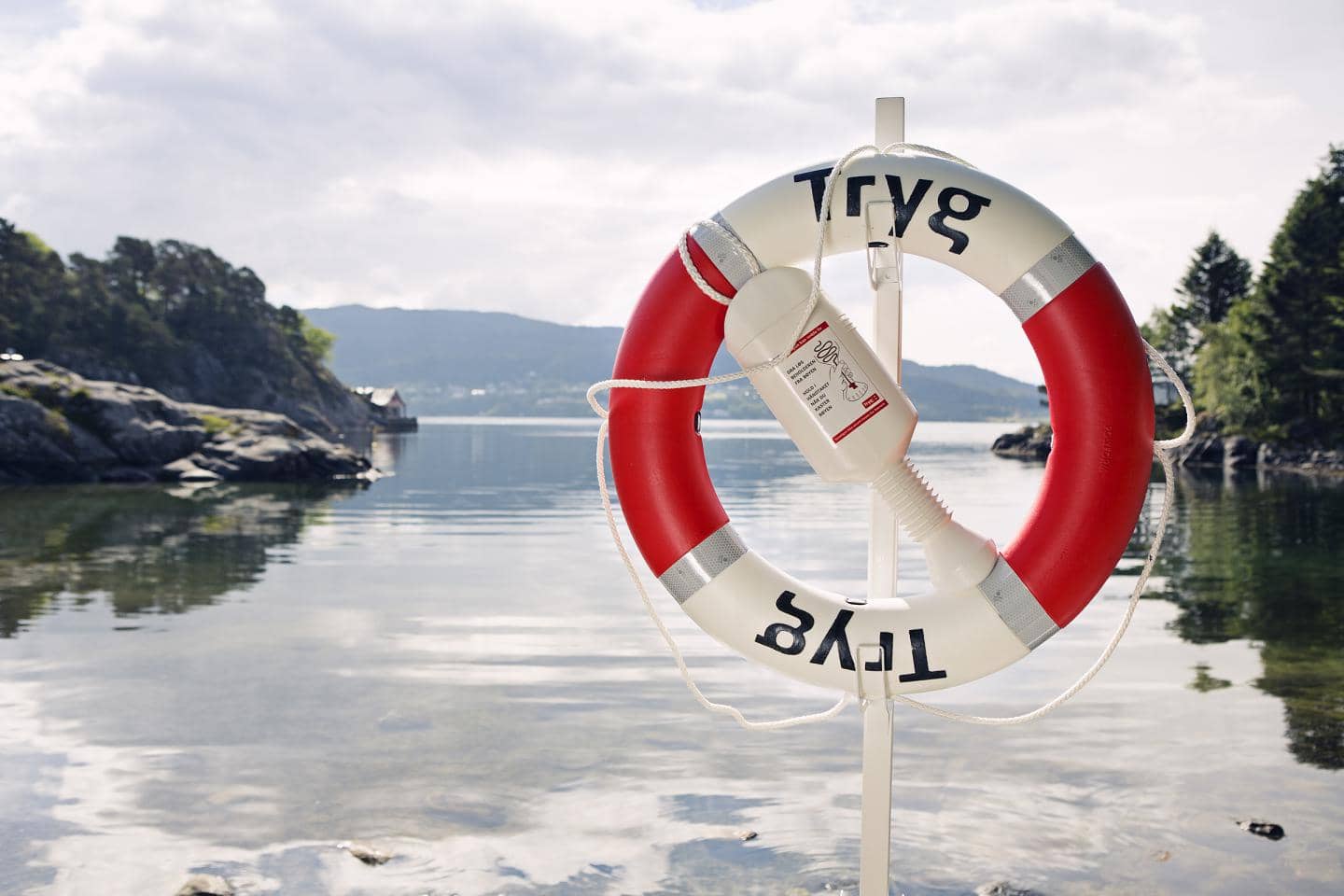 Om Tryg - Tryg er et af Nordens største forsikringsselskaber. Den genkendelige redningskrans fra Tryg giver sikkerhed i naturen.